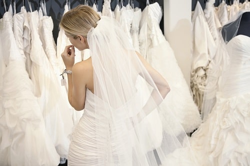 Sukienki ślubne utkane z marzeń, czyli jak wybrać idealny model?