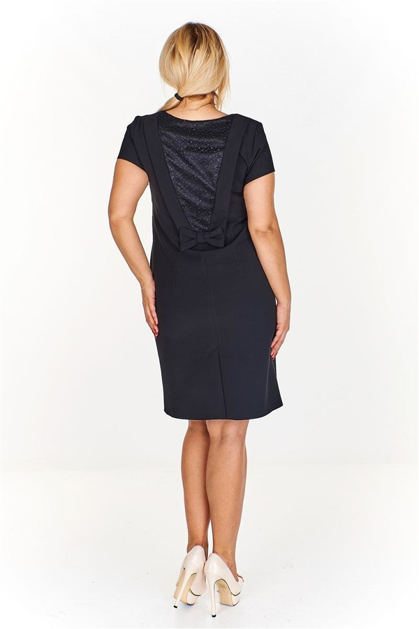 Pudełkowa sukienka z ozdobną wstawką na plecach