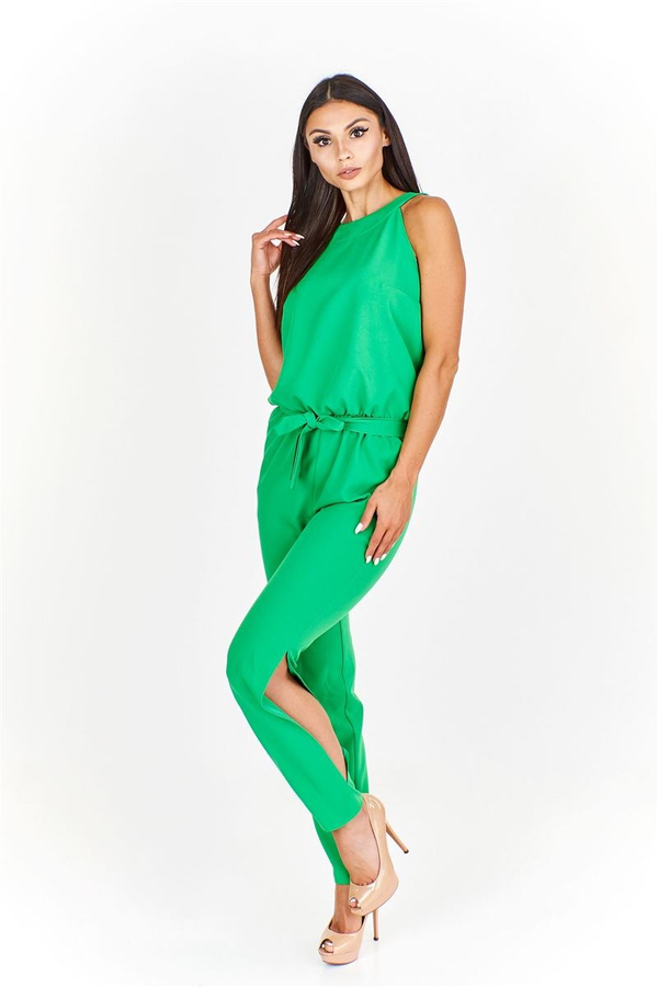 Kombinezon z wiązaniem w pasie i rozcinanymi nogawkami